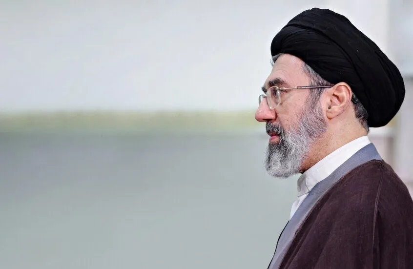في يوم العامل والمعلم.. الخامنئي يشيد بالقدرات العسكرية