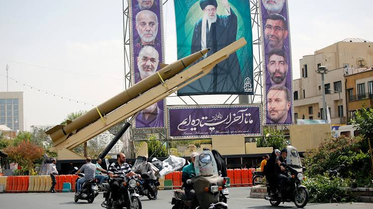 إيران: تهديد بالرد على أي اعتداء وتأكيد السيطرة على هرمز.. واتصالات دبلوماسية مع فرنسا