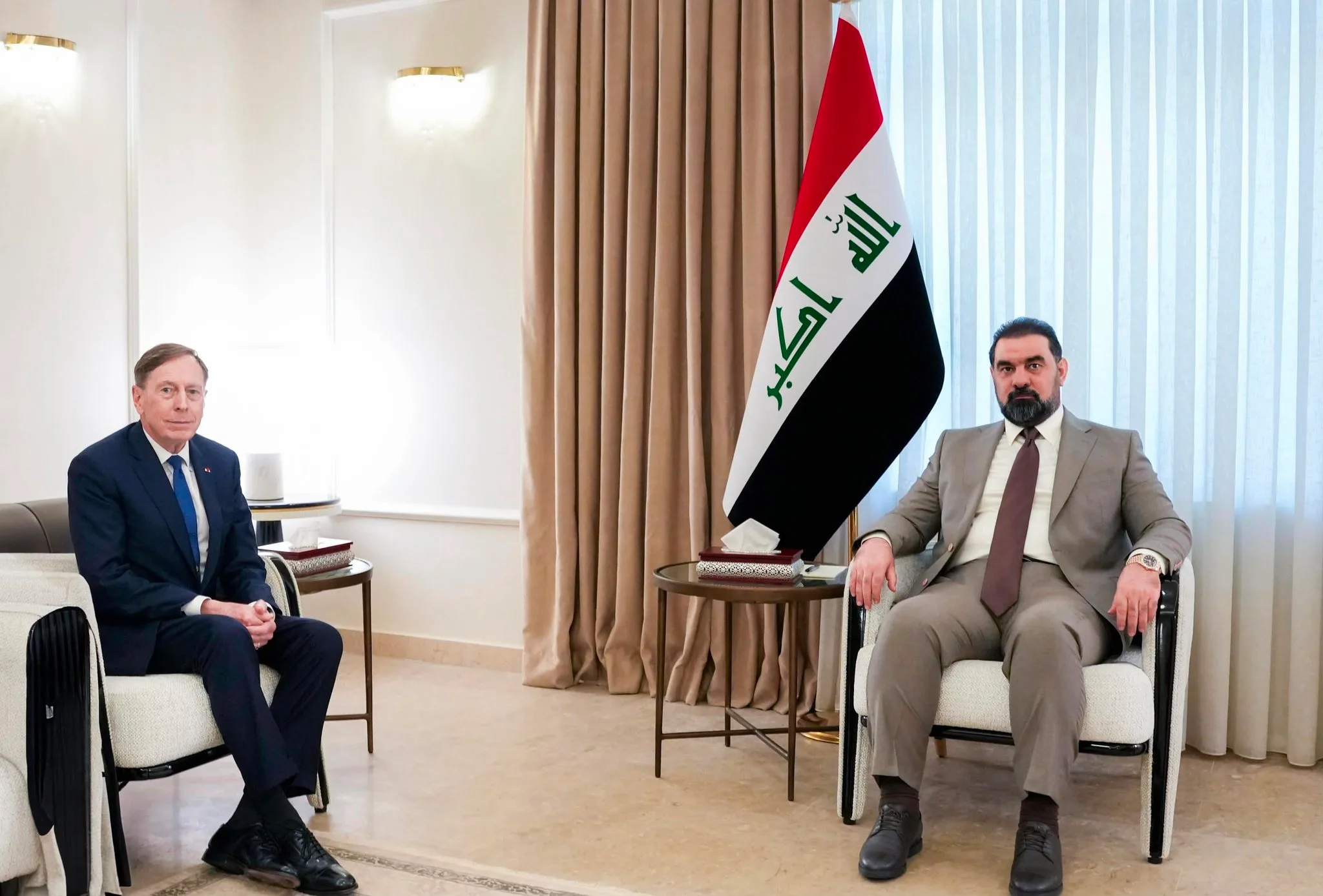الحلبوسي يبحث مع الجنرال الأمريكي المتقاعد ديفيد بترايوس تطورات الأوضاع في العراق والمنطقة