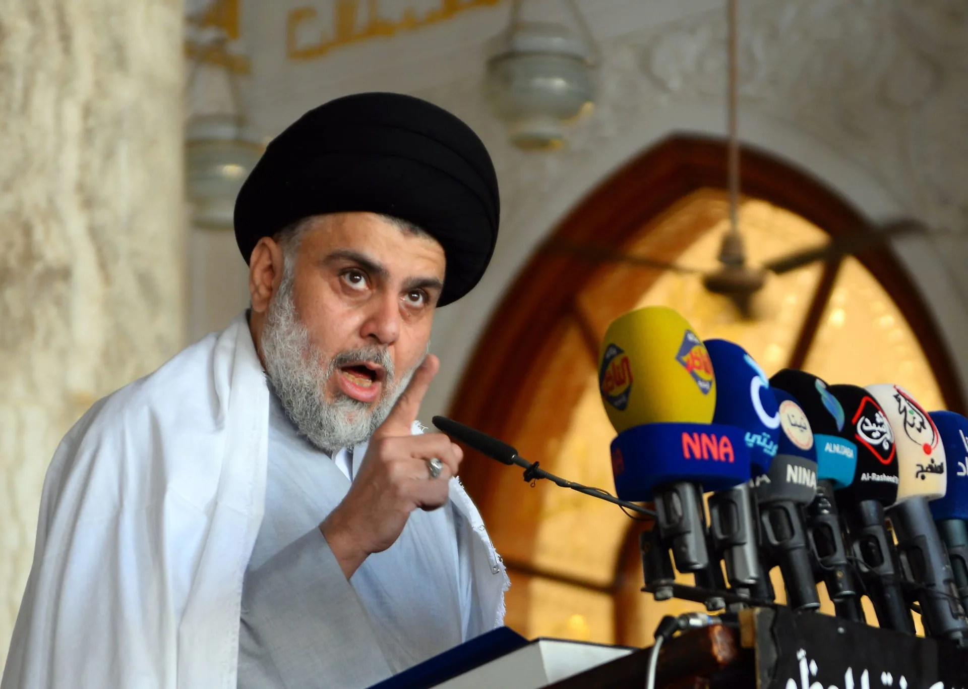 الصدر يدعو المتظاهرين إلى الانسحاب من الساحات ويشيد بـ"وقفتهم المشرفة"