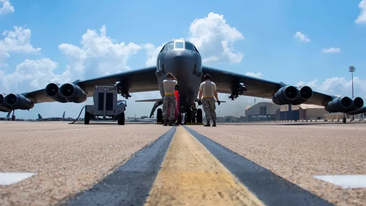 تحطم قاذفة أمريكية من طراز B-52 في ولاية كاليفورنيا