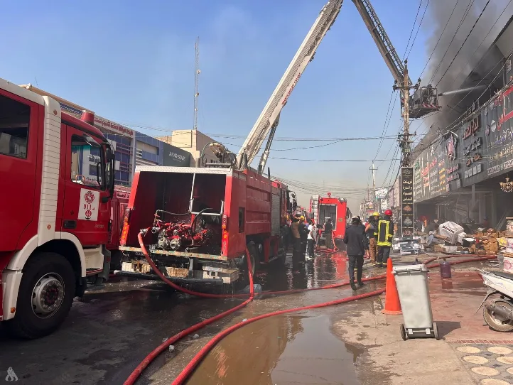الدفاع المدني يعلن السيطرة على حريق في مجمع تجاري بالكرادة