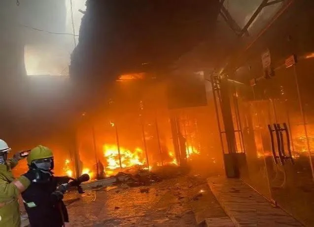 الدفاع المدني يكافح حريقاً اندلع في مبنى بشارع الضلال وسط بغداد