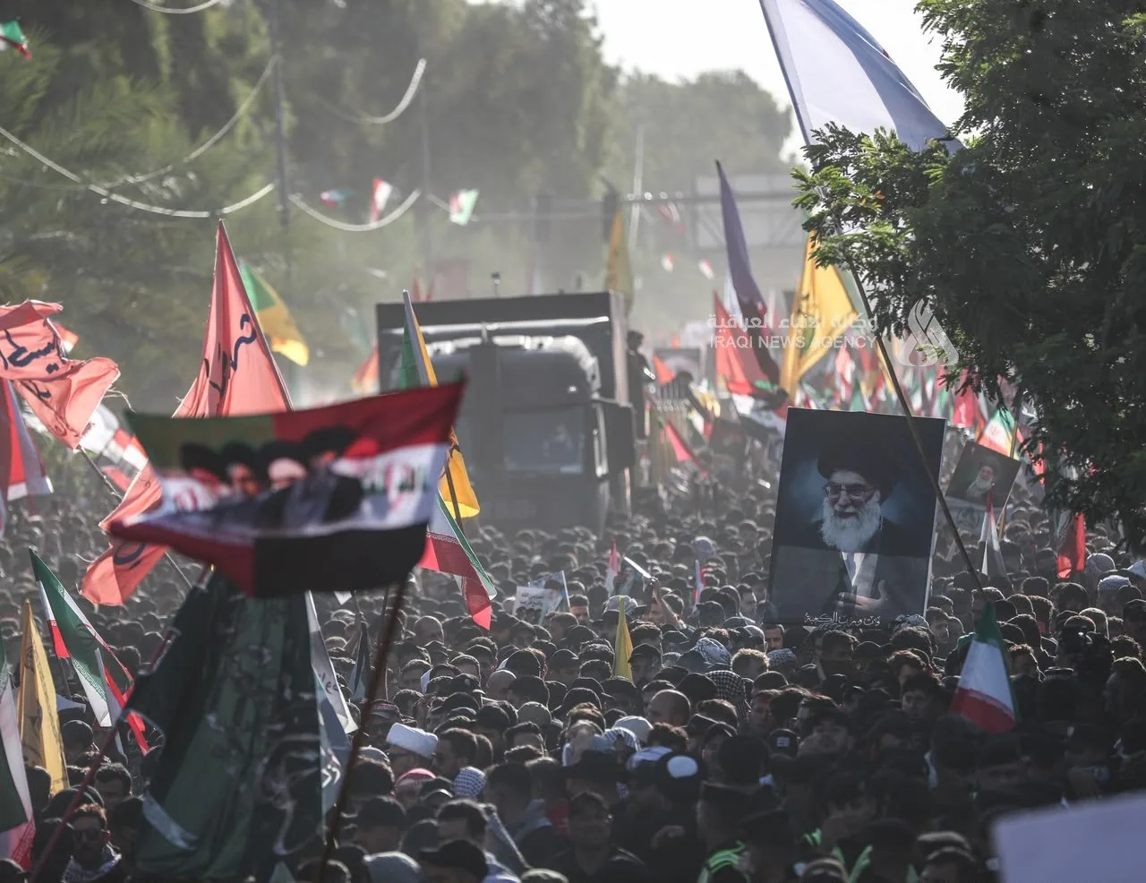 حشود غفيرة تشارك في التشييع الشعبي للشهيد السيد علي الخامنئي في النجف الأشرف