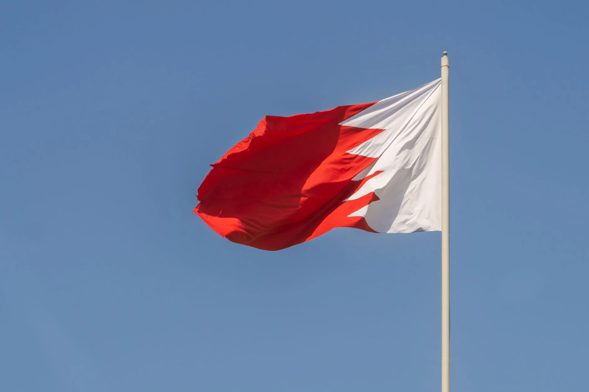 البحرين تطلق صفارات الإنذار وتدعو السكان إلى التوجه لأماكن آمنة