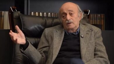 جنبلاط يحذر من استغلال الطائفة الدرزية في مخططات تقسيم سوريا ويدعو إلى إعادة بناء العلاقات اللبنانية - السورية.